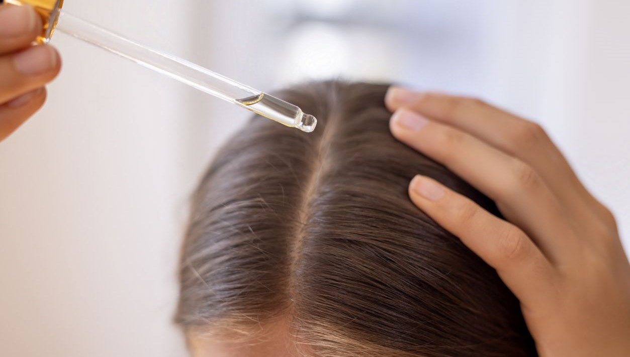 Yazın saç derisi bakımı: 7 adımda kepek ve saç dökülmesini durdurun 71 yazin sac derisi bakimi 7 adimda kepek ve sac dokulmesini durdurun yY2r7zFq