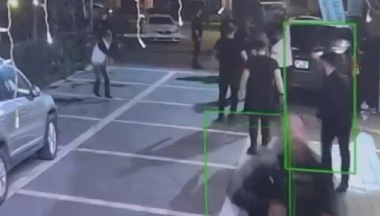 yerden kovuldular ates ettiler gece kulubu savas alanina dondu D5QPlmQC