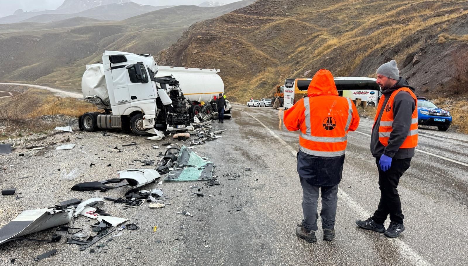 yolcu otobusu tankerle carpisti can kaybi ve yaralilar var 59CpdtRU