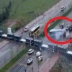 yuk treni hemzemin gecitte otobuse carpti vrGfXGS8