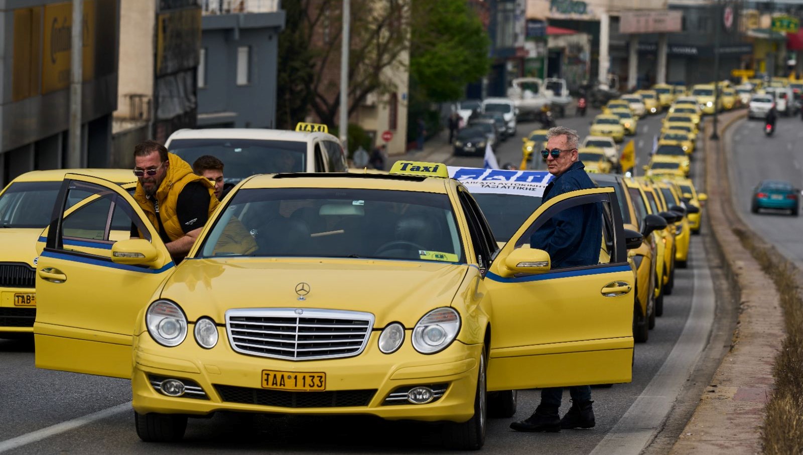 yunanistanda taksiciler ozel serit talebiylegreve basladi wN5mWcyS