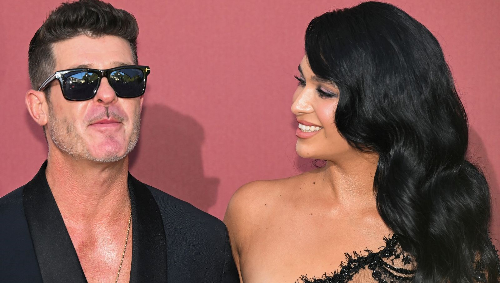 amerikali muzikci robin thicke evlendi