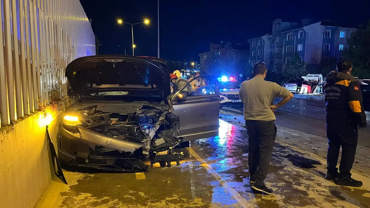 basaksehir hurriyet bulvarinda korkunc kaza GAsQmERk