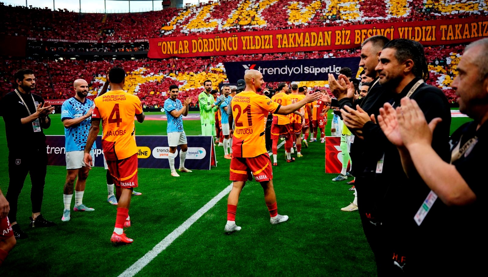 basaksehir sampiyon galatasarayi alkisladi qVr6I6af