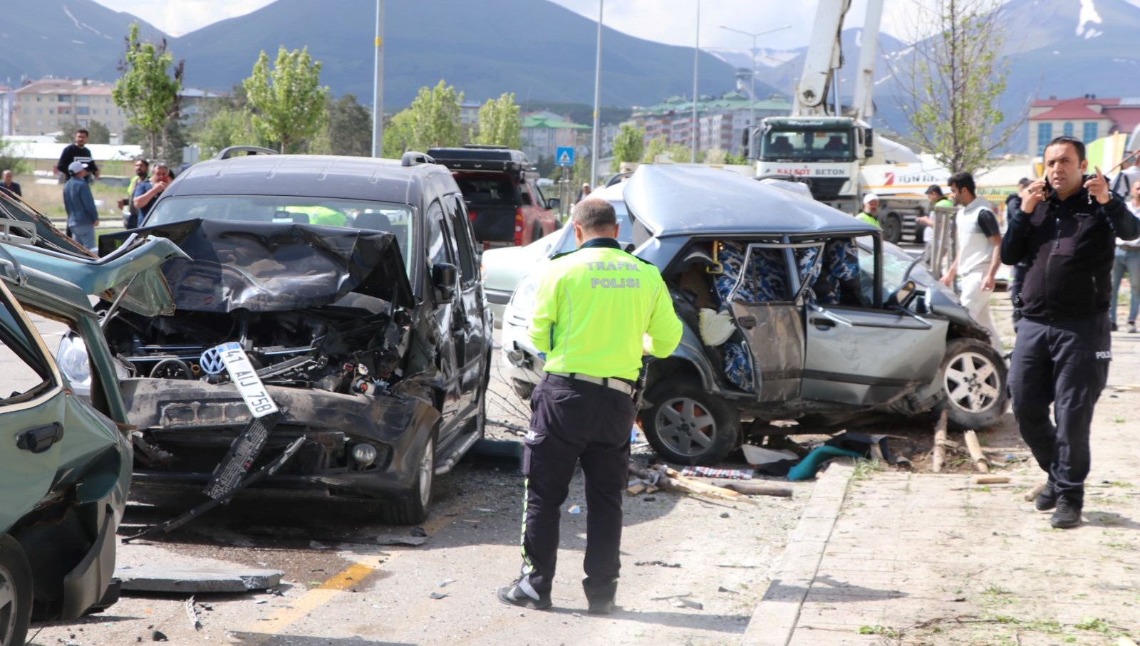 Beton mikseri dehşeti: Araçları önüne kattı, caddeyi savaş alanına çevirdi 71 beton mikseri dehseti araclari onune katti caddeyi savas alanina cevirdi