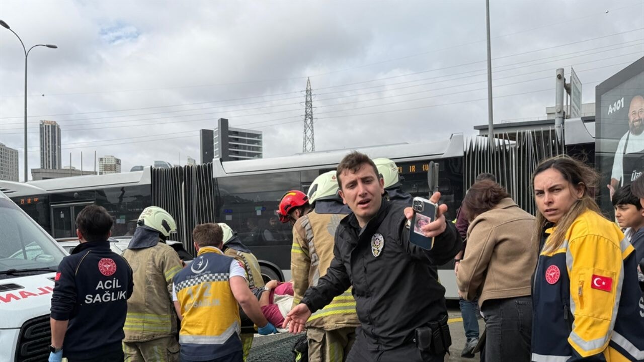 beylikduzunde iki metrobus carpisti 1 olu 20 yarali gF28yIQ1