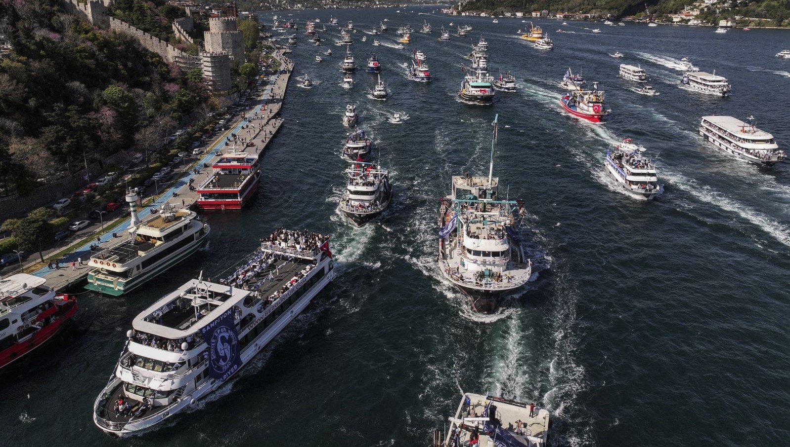 Boğaz'da "Sarıyer donanması": Şampiyonluk coşkuyla kutlandı 71 bogazda sariyer donanmasi sampiyonluk coskuyla kutlandi m2LAnnsm