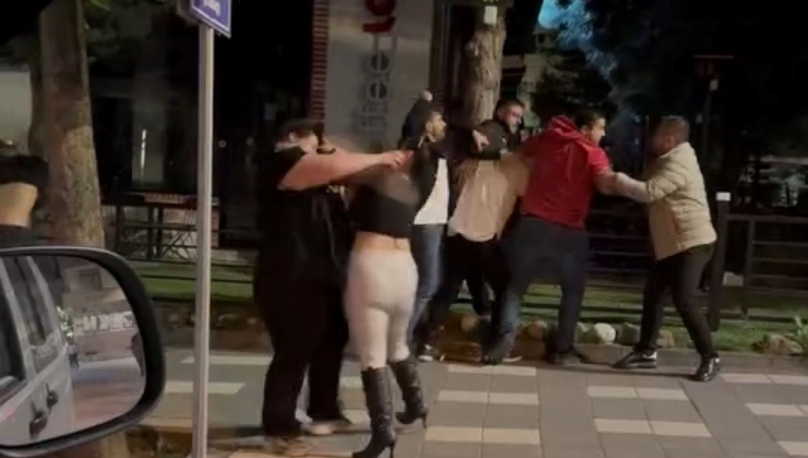 boluda sokak ortasinda hengame yumruklar havada ucustu uaNC9qB8