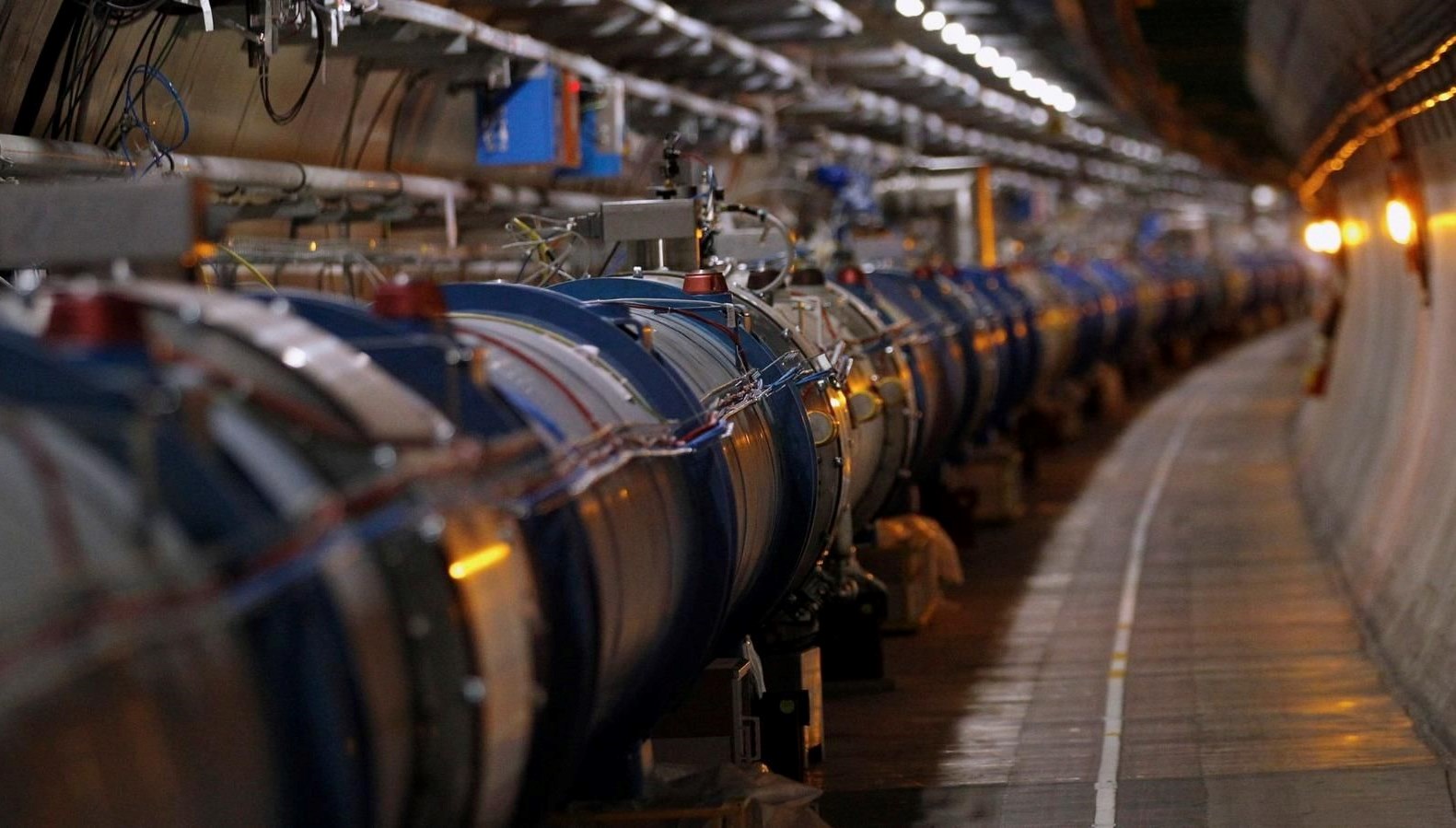 cagdas simya dunyanin en buyuk makinesi kursunu altina donusturdu d1sXe44k