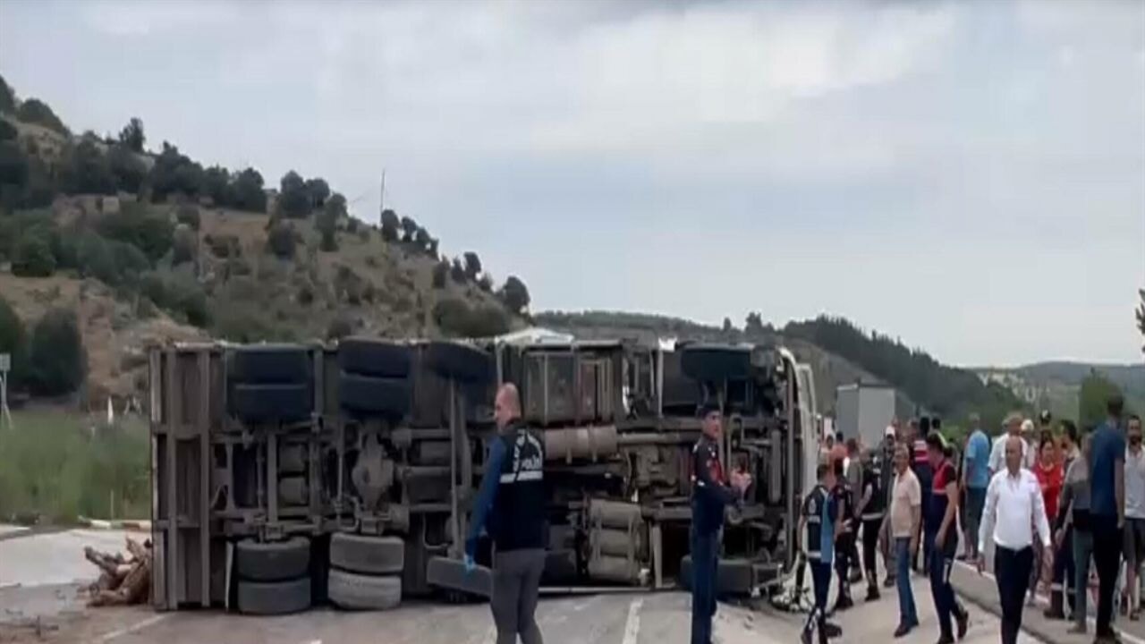 canakkalede zincirleme kaza 6 olu cok sayida yarali ZdWpTUGS