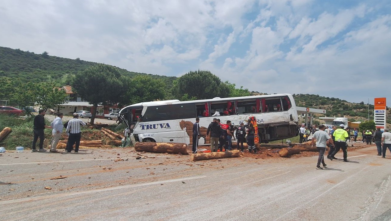 Çanakkale'de zincirleme trafik kazası: 6 meyyit, çok sayıda yaralı 71 canakkalede zincirleme trafik kazasi 6 meyyit cok sayida yarali gtr1vNNl