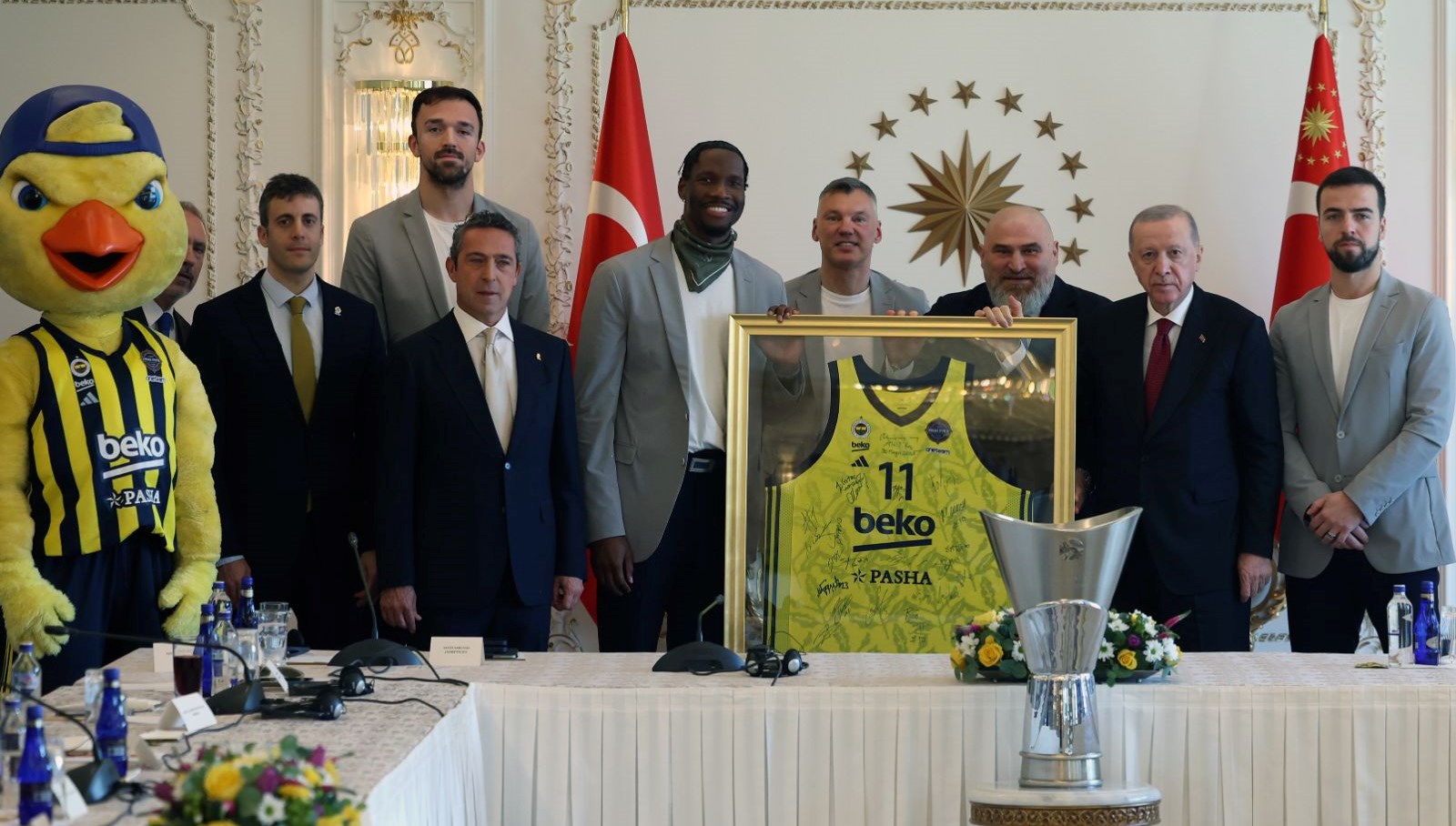 cumhurbaskani erdogan fenerbahce bekoyu kabul etti nigel hayes davisten forma ikrami AFWulIji