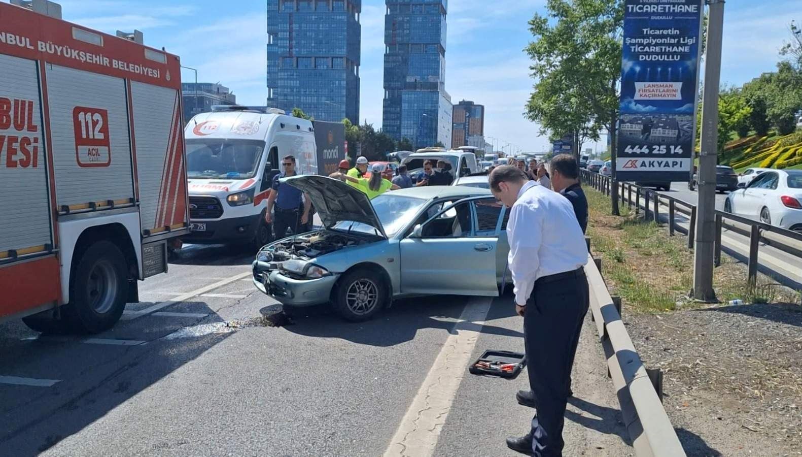 d 100de 5 arac birbirine girdi yaralilar var 2nC6HigL