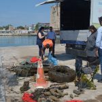 denizin tabanindan cikarildi takma dis cam sise cep telefonu ve atik materyaller El2zs7XM