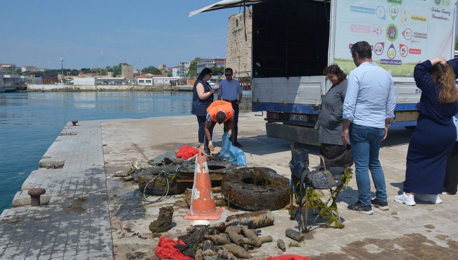 Denizin tabanından çıkarıldı: Takma diş, cam şişe, cep telefonu ve atık materyaller 71 denizin tabanindan cikarildi takma dis cam sise cep telefonu ve atik materyaller El2zs7XM