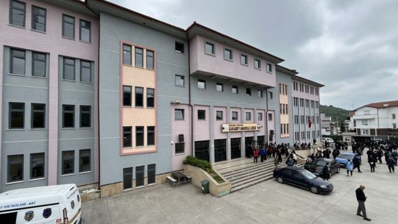 ders sirasinda feci kaza ogrenci 4 kattan asagiya dustu tDHNVERk