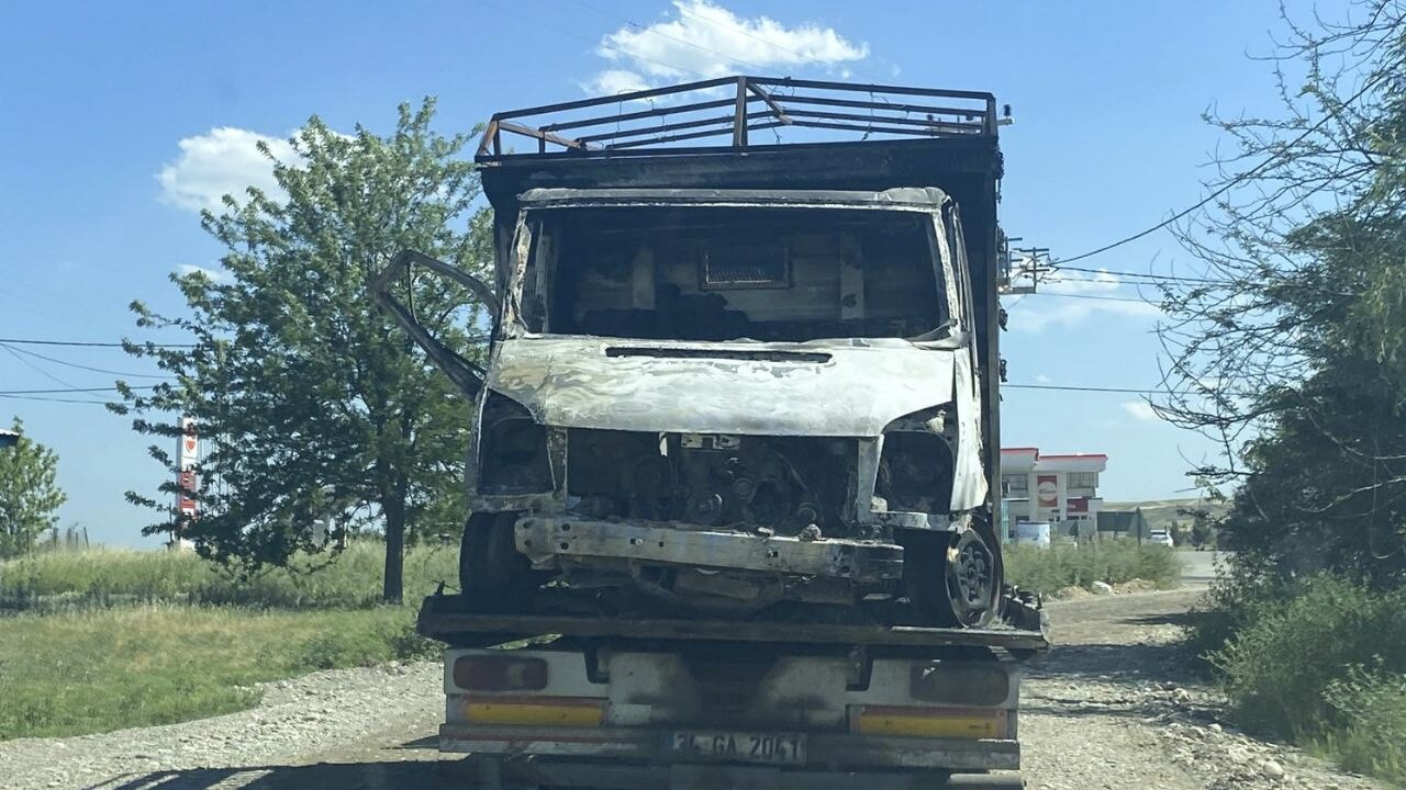 Diyarbakır'da gizemli ölüm: Araçtan iki yanmış ceset çıktı! 71 diyarbakirda gizemli olum aractan iki yanmis ceset cikti 8pEdImdc