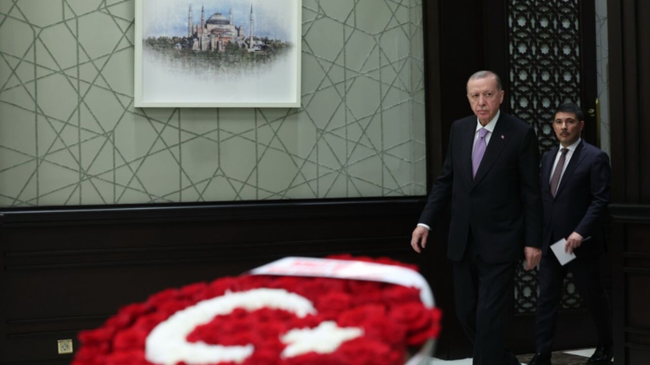 erdogandan kritik aciklamalar bahceliden kabine toplantisina ay yildizli 102 gul 6RDI3SJ1