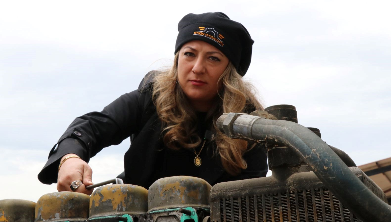 esi icin oto tamir dukkani kurmustu bosandiktan sonra dukkaninin basina gecti 3nGZy8dM