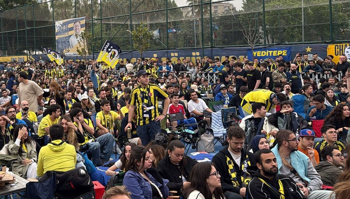 Fenerbahçe taraftarı dev maç için Kalamış'ta toplandı 71 fenerbahce taraftari dev mac icin kalamista toplandi S6B1zdN5