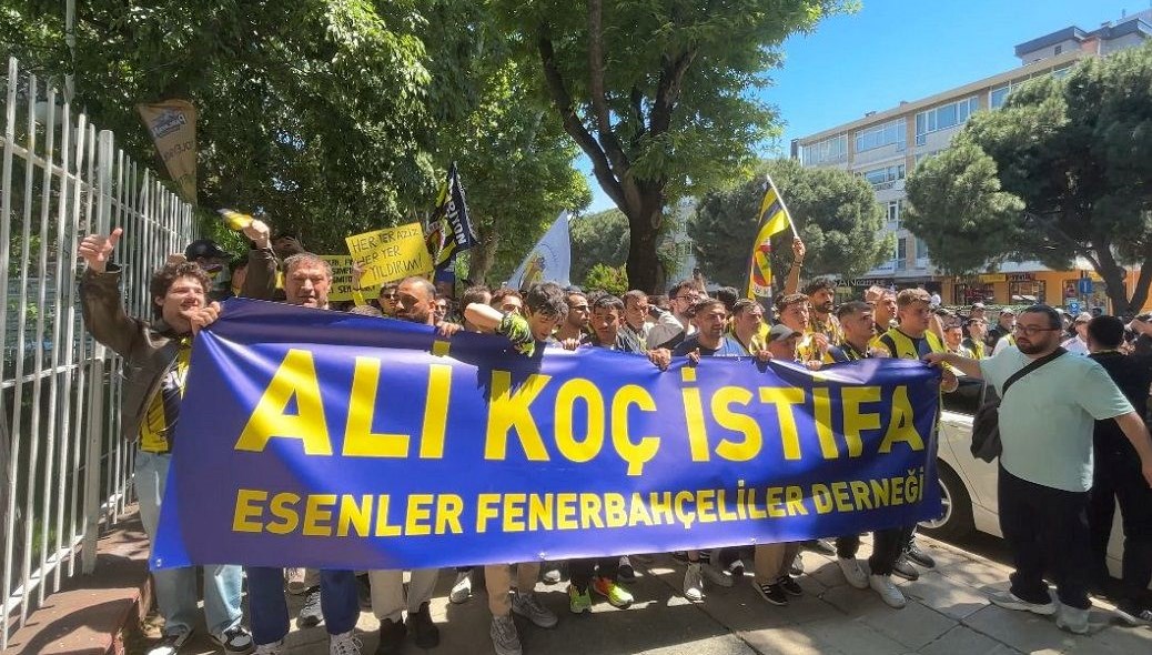 Fenerbahçeli taraftarlardan protesto yürüyüşü 71 fenerbahceli taraftarlardan protesto yuruyusu m2cG77m4