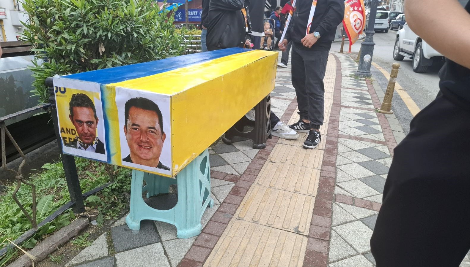 Galatasaray taraftarlarından farklı kutlama: Sarı - lacivert tabutla yürüyüş ve tekbir 71 galatasaray taraftarlarindan farkli kutlama sari lacivert tabutla yuruyus ve tekbir