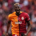 galatasaray tribunlerinden osimhen pankartlari zorunda oldugun icin degil istedigin icin HPHN8m7A