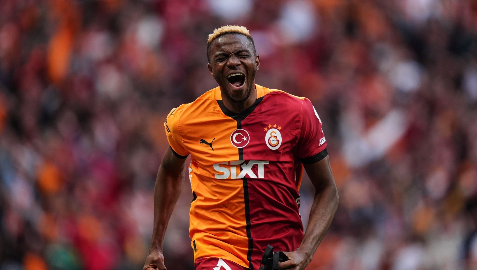 galatasaray tribunlerinden osimhen pankartlari zorunda oldugun icin degil istedigin icin HPHN8m7A