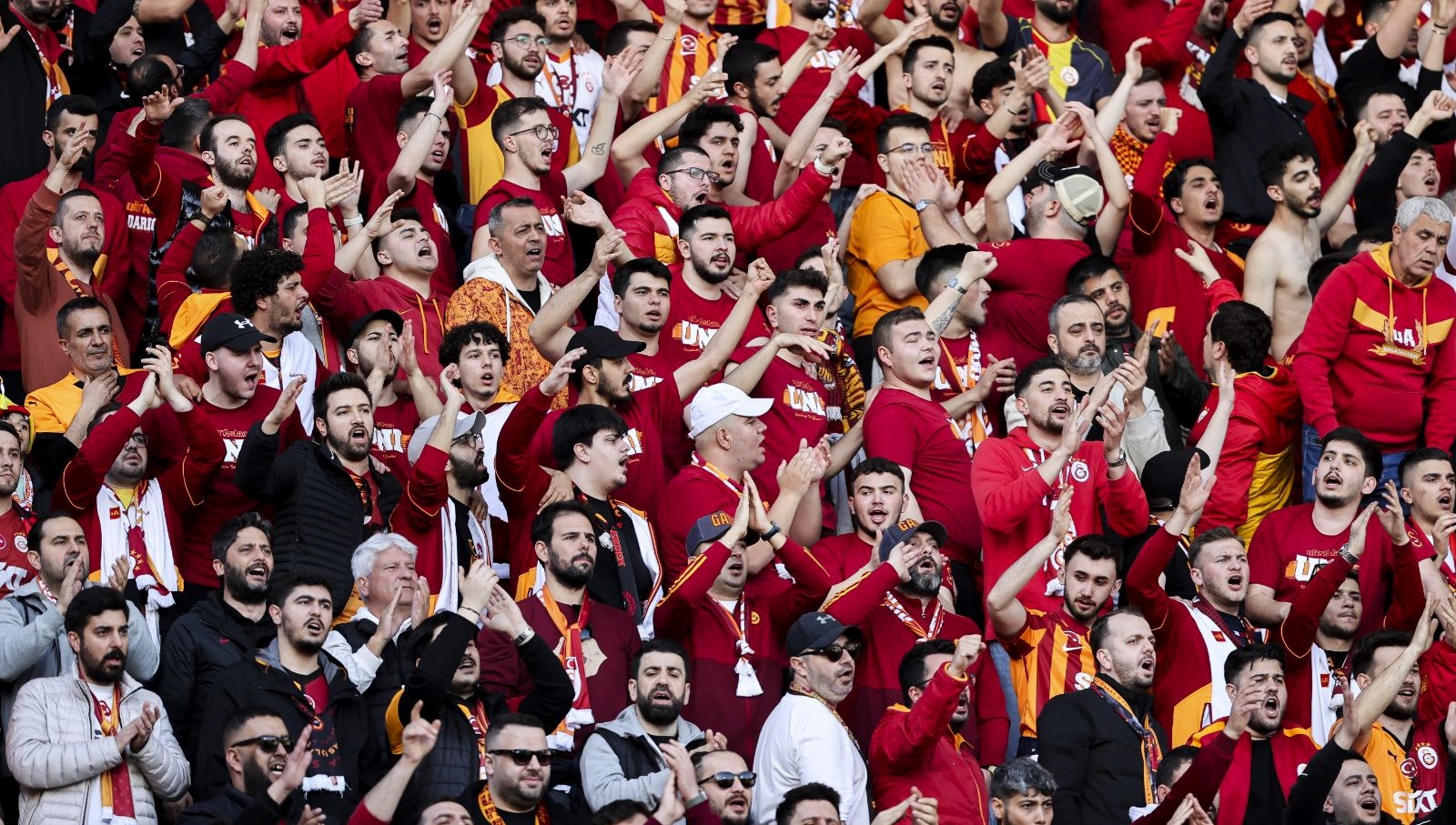 galatasarayin kasasini taraftar doldurdu 2 milyar tlyi askin gelir lWVOpVzf