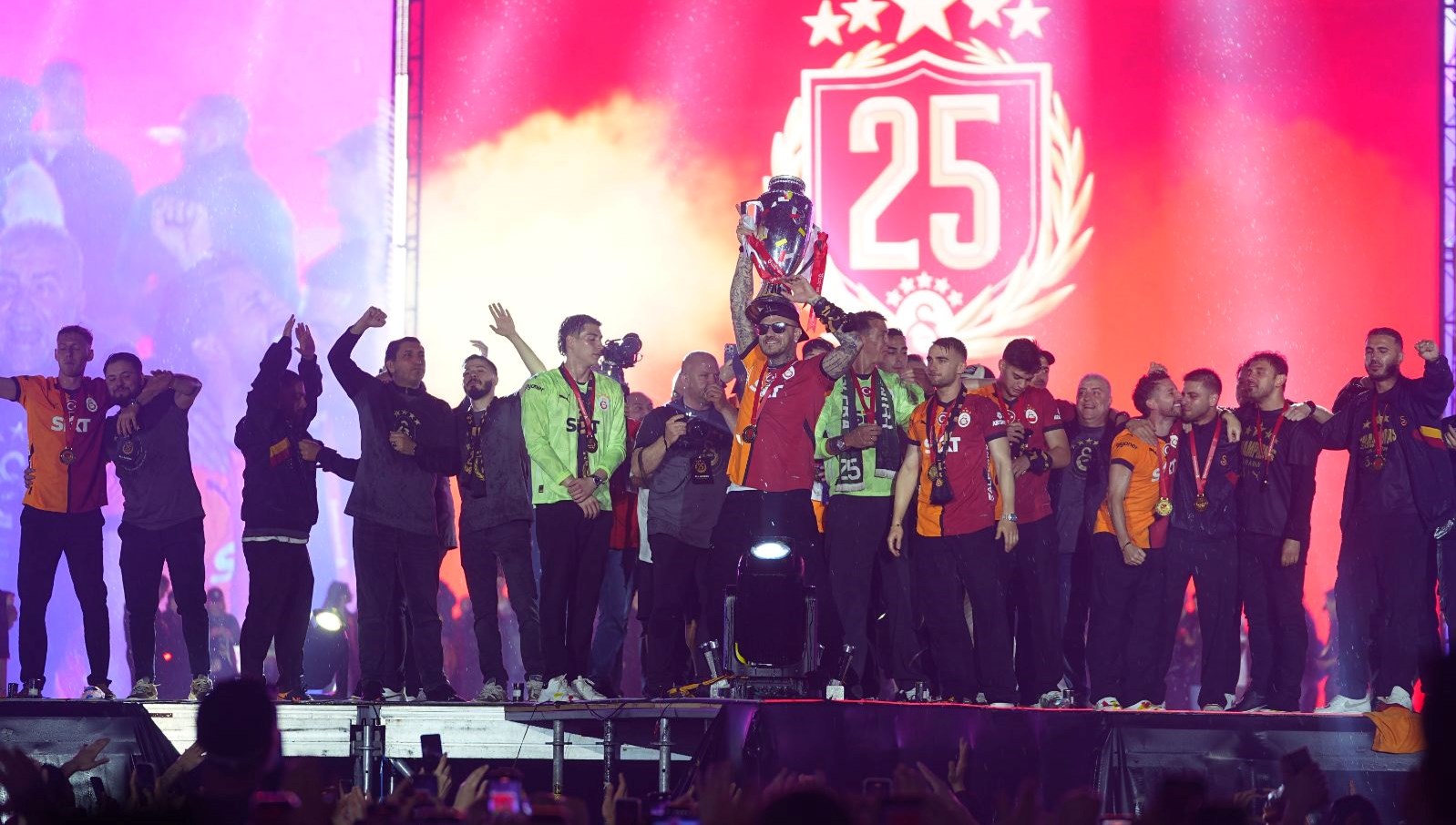 galatasarayin kutlamalarda kazandigi para aciklandi cilgin gelir SFVyb2Ku