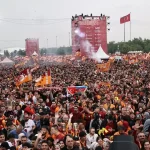 galatasarayin sampiyonluk kutlamasinda sahneye yildiz yagdi yenikapida tarihi gece aESMKOwA