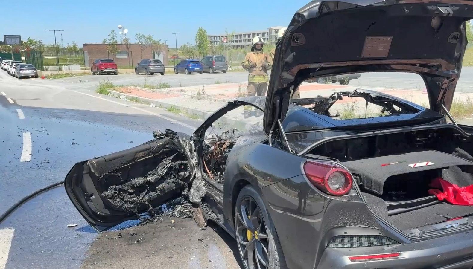 istanbulda 20 milyonluk arac alev alev yandi 2Cjrjljg