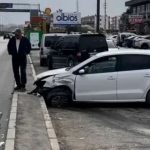 istanbulda korkunc olay otomobil kaldirima carpti kadin can verdi frEfgmDN