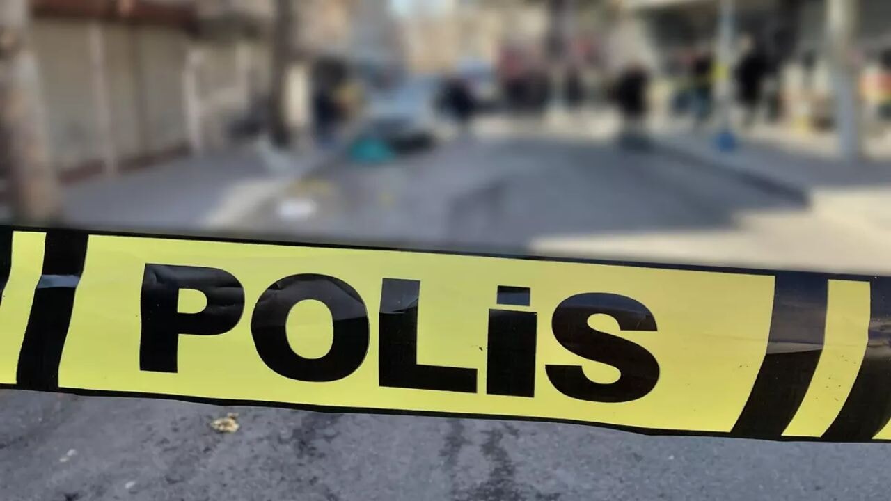 istanbulda maskeli iki kisi cocuk parkini kana buladi tW3mAZJX