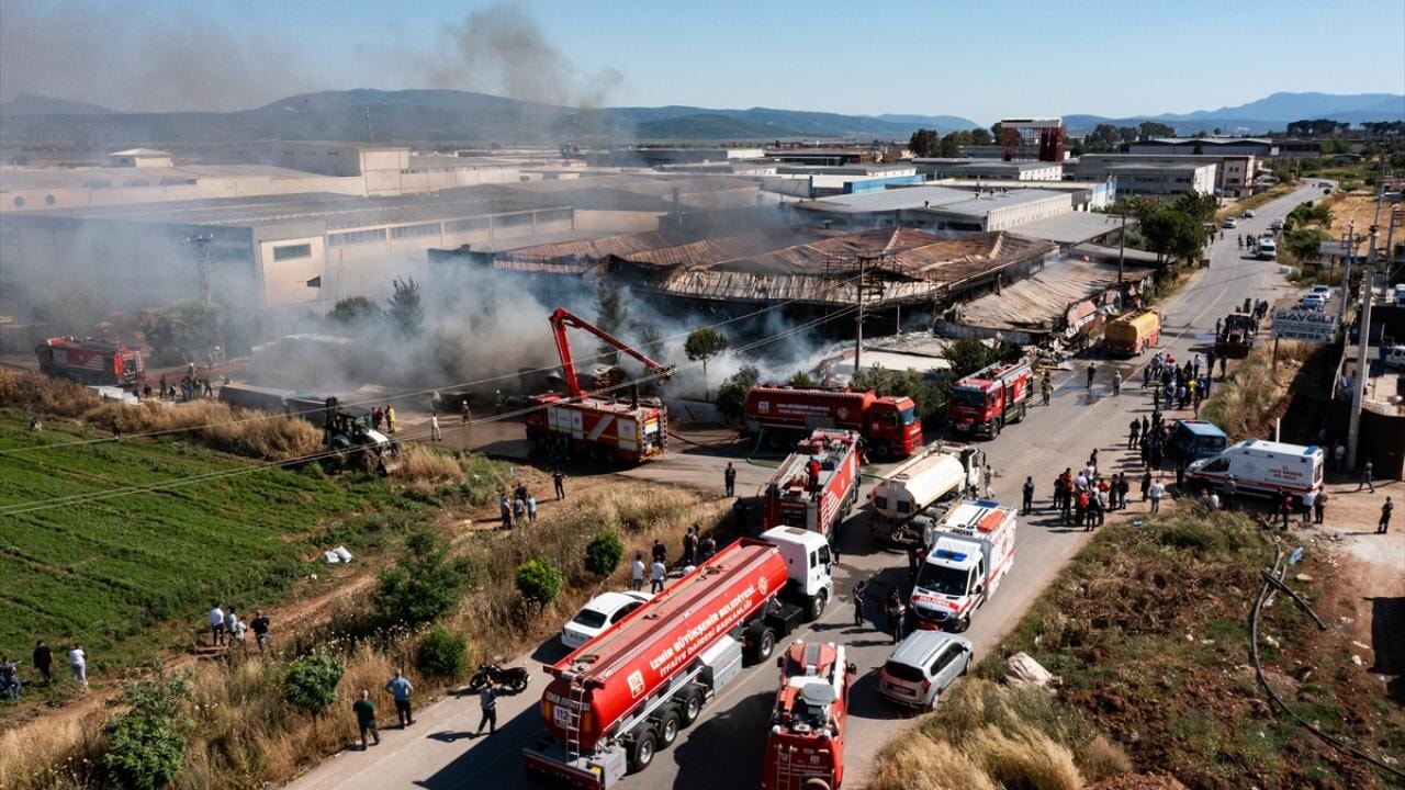 izmir torbalida sanayi yangini dumanlar gokyuzunu kapladi eEQp8UQE