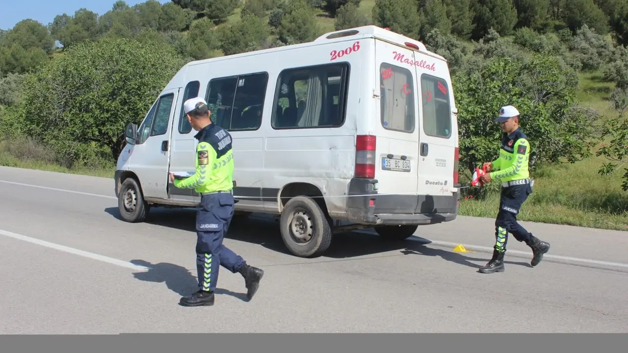 İzmir'de minibüs ve traktör çarpıştı! 1 ölü, 3 yaralı 71 izmirde minibus ve traktor carpisti 1 olu 3 yarali G2vgddaM