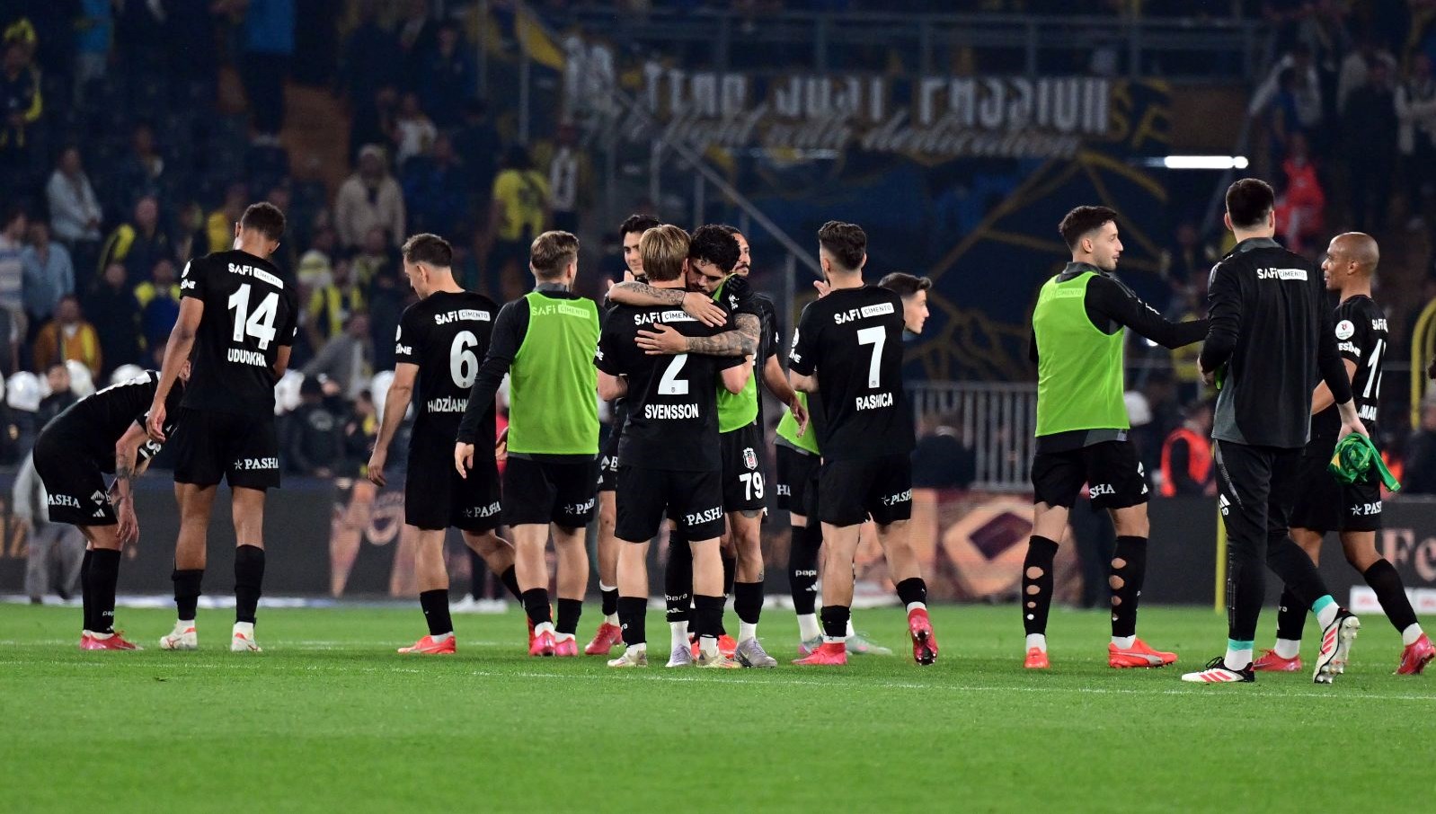 Kadıköy'de tarihi dakikalar: Fenerbahçe kaybetti, taraftarlar Beşiktaş'ı alkışladı 71 kadikoyde tarihi dakikalar fenerbahce kaybetti taraftarlar besiktasi alkisladi FDgaZUfA
