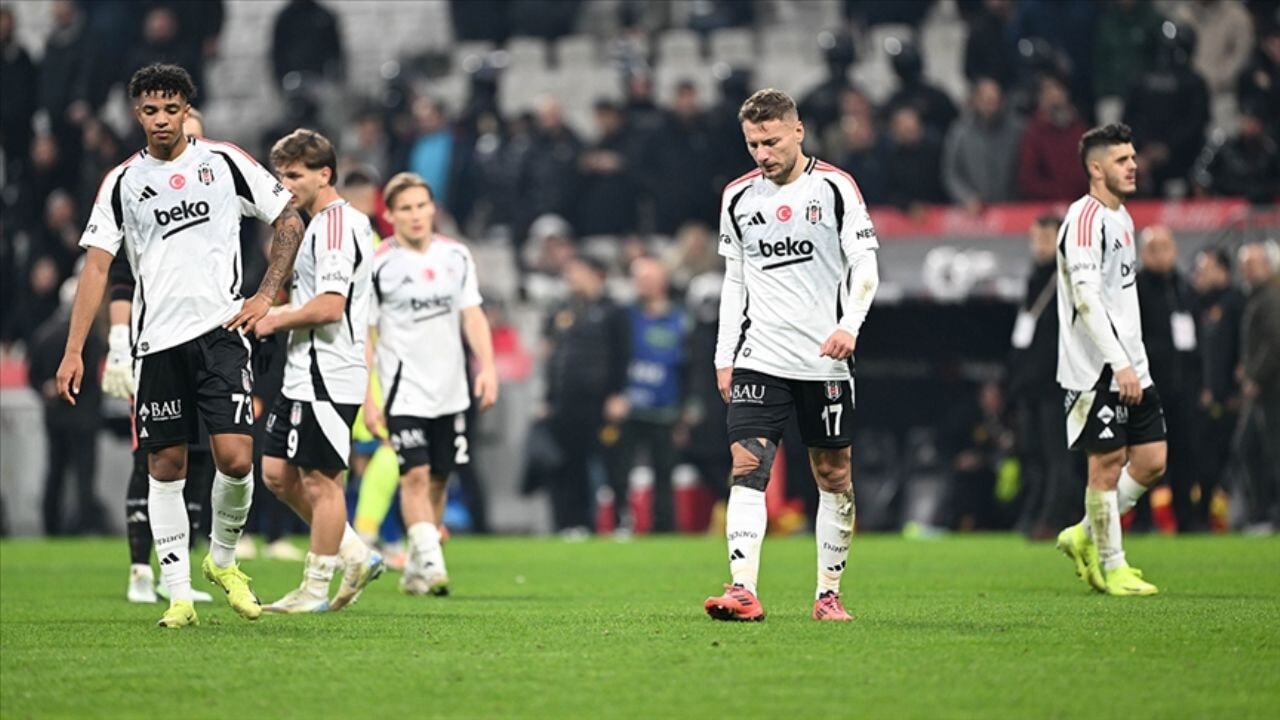 kartal evinde yine kaybetti besiktas caykur rizespora 2 1 yenildi ucunculuk yarisi kizisiyor besiktas QJ8Mg6ww