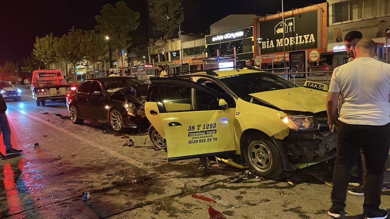 kayseride sabah saatlerinde facia 4 arac kazaya karisti MMLUaIKa