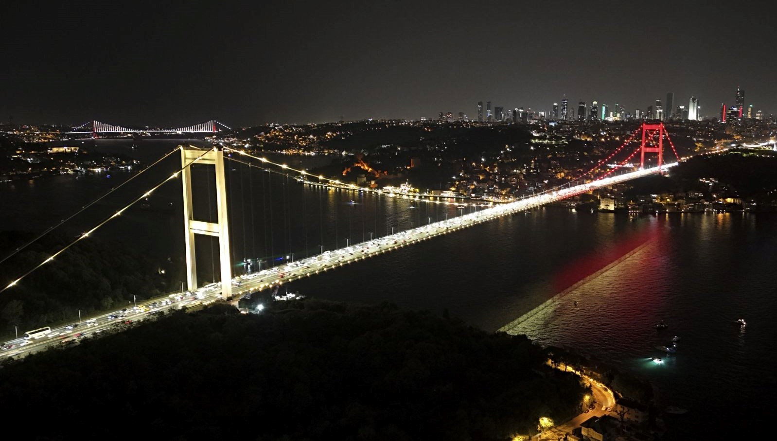 koprulersari kirmizili renklerle aydinlatildi ER7dYI6k