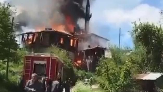 Köyde yangın paniği: Alevler bir anda büyüdü, bir cami ve konutlar yandı 71 koyde yangin panigi alevler bir anda buyudu bir cami ve konutlar yandi vUVENVE7
