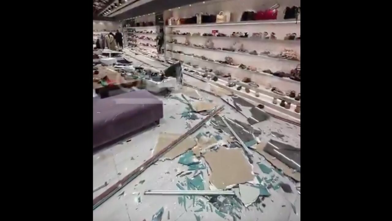 mersinde magazanin cam tavani coktu 2 yarali pJUMMk5G