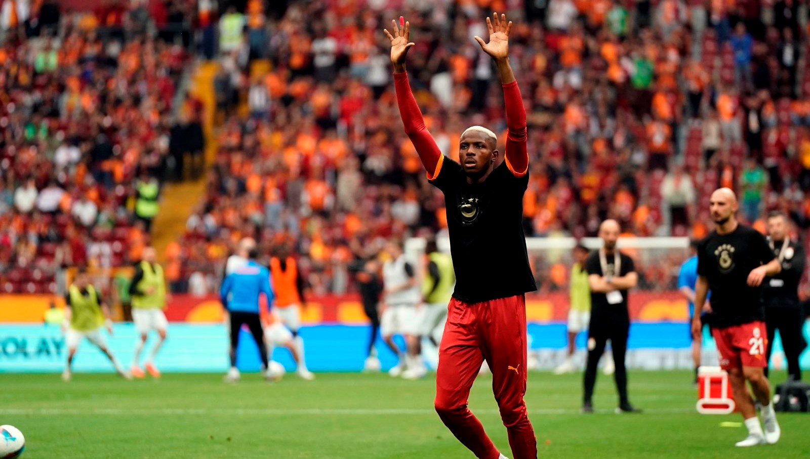 Osimhen alana çıktı, o müzik çaldı: Galatasaray taraftarı eşlik etti 71 osimhen alana cikti o muzik caldi galatasaray taraftari eslik etti f72IGXAw