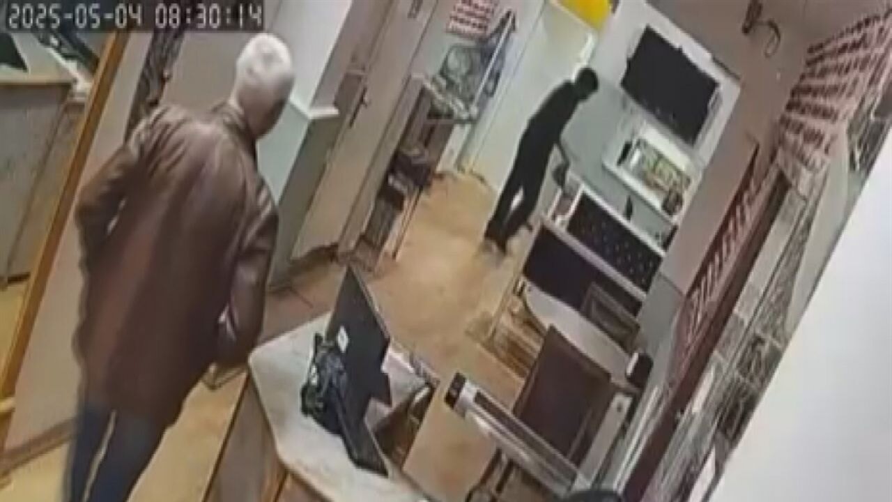 Özgür Özel'e saldıran şüphelinin kaldığı otel görüntüleri ortaya çıktı 69 ozgur ozele saldiran suphelinin kaldigi otel goruntuleri ortaya cikti 5WOpgM8C