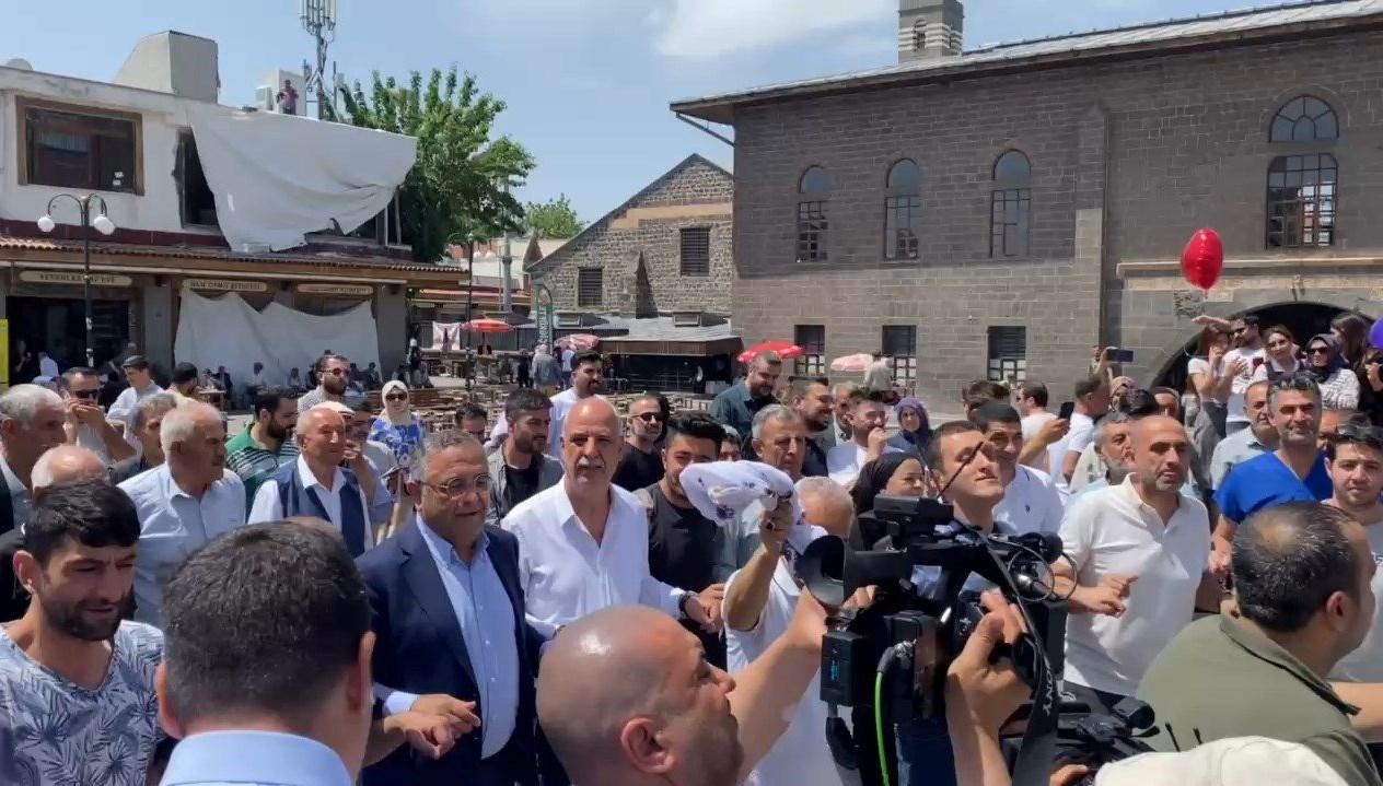 pkknin fesih karari sonrasi diyarbakirda halay P5pkQprU