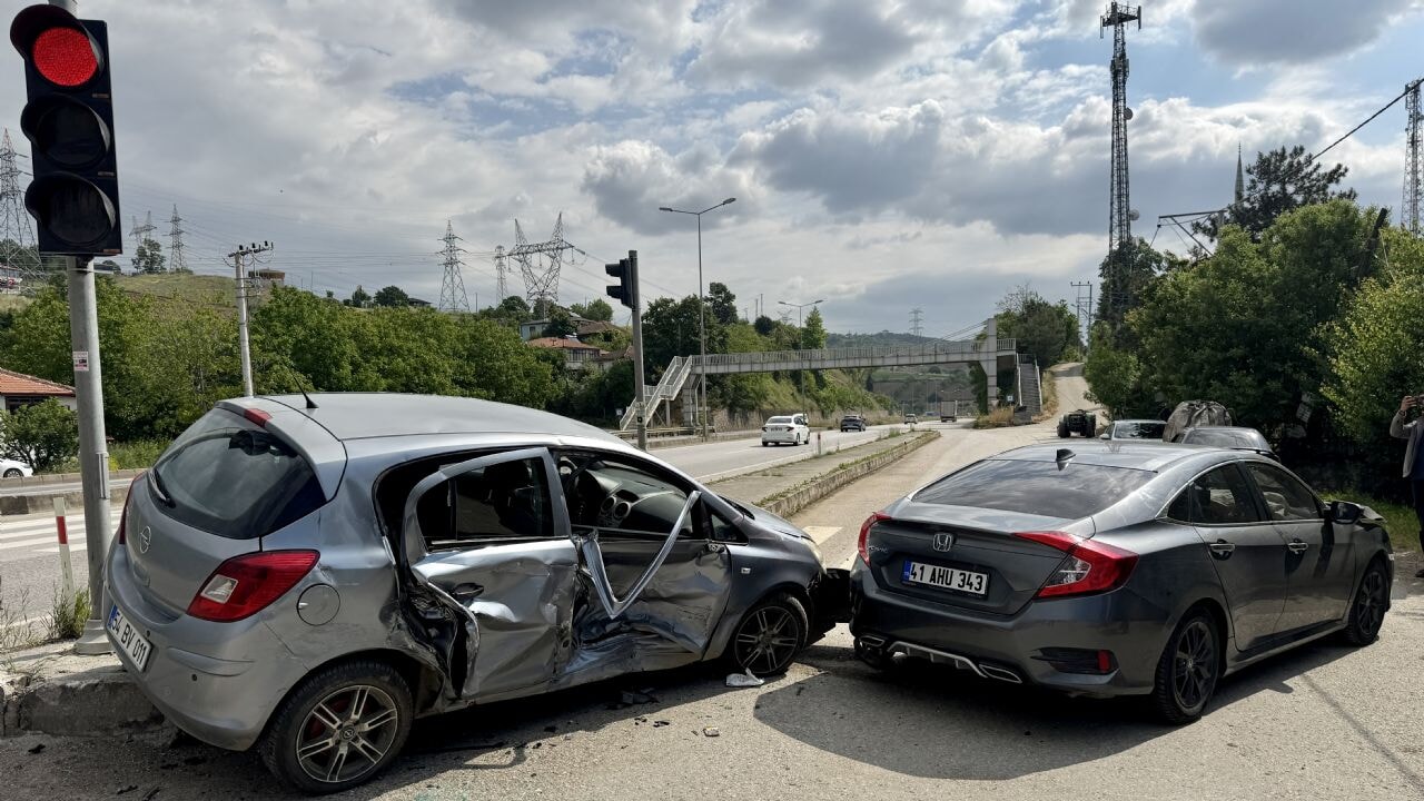 sakarya d 100de dehset araclar kavsakta carpisti H9b7PcUk