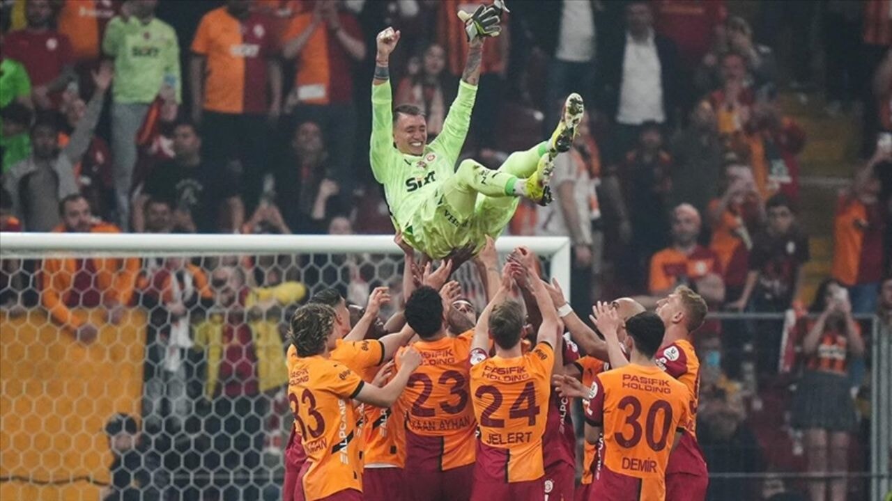 sampiyon galatasaray sezonu galibiyetle kapatti dev gosteriden detaylar