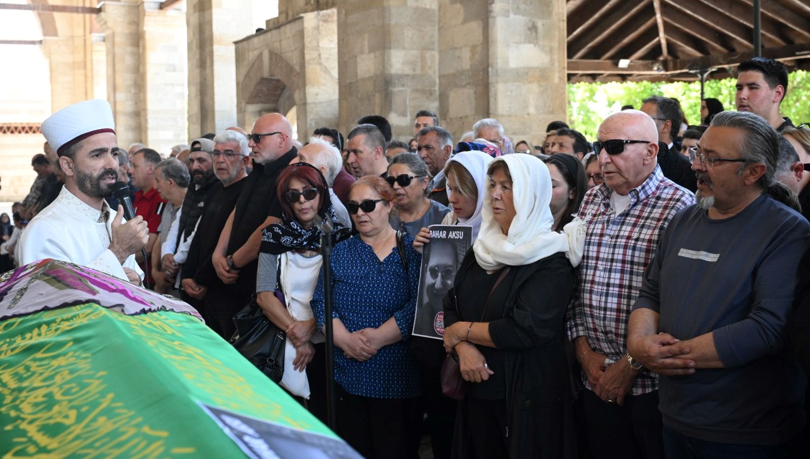 Şişli'de güpegündüz öldürülen Bahar Aksu'ya gözyaşlarıyla veda 71 sislide gupegunduz oldurulen bahar aksuya gozyaslariyla veda 8lj1GeAt