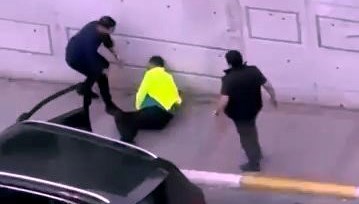 Trafikte yol verme hengamesi: Tekme tokat saldırdılar 71 trafikte yol verme hengamesi tekme tokat saldirdilar