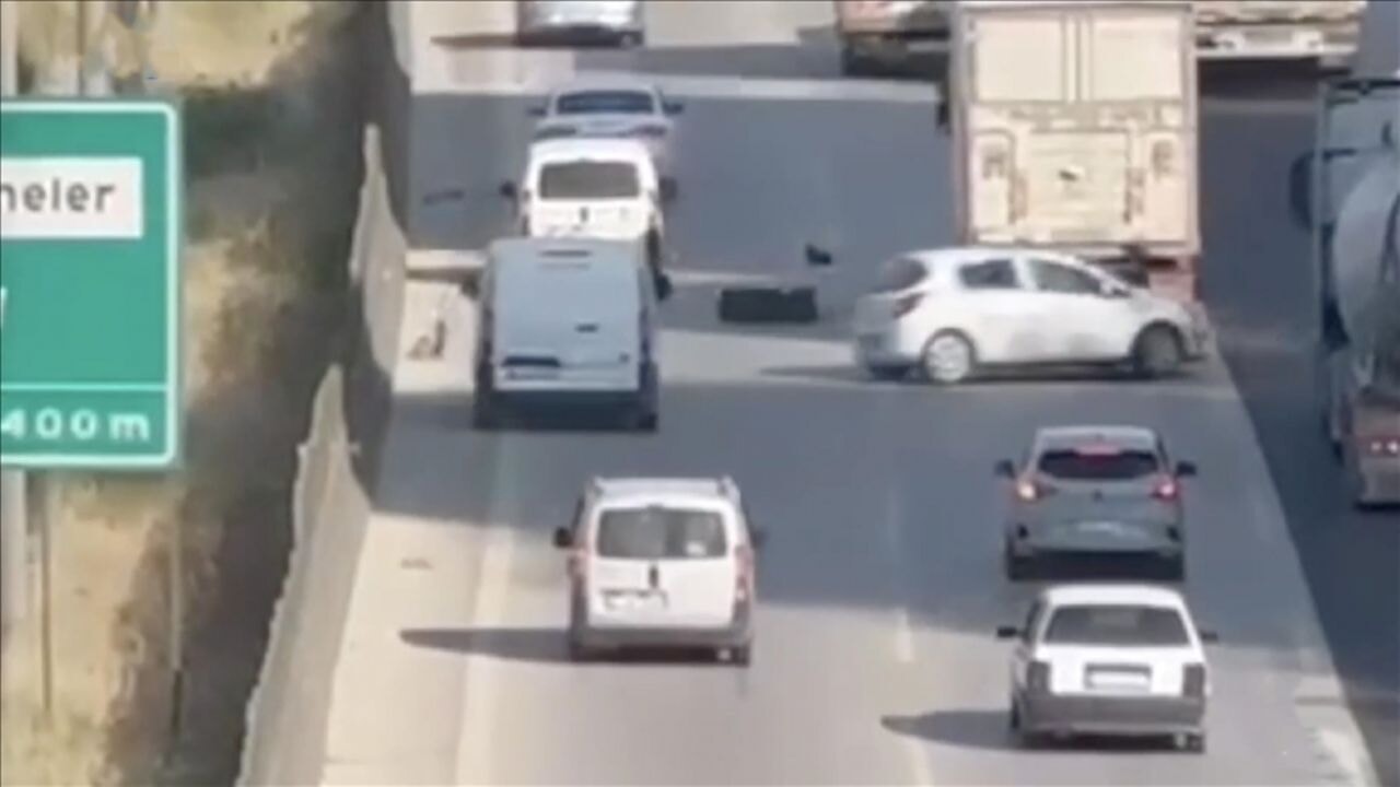 yoldaki lastik yuzunden araclar birbirine girdi Y7nicCvc